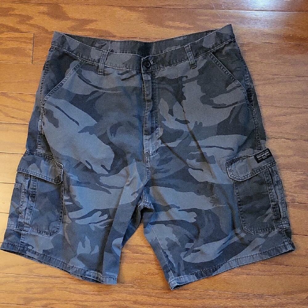 Wrangler Men's Gray Cargo Shorts with Utility Design Size 38